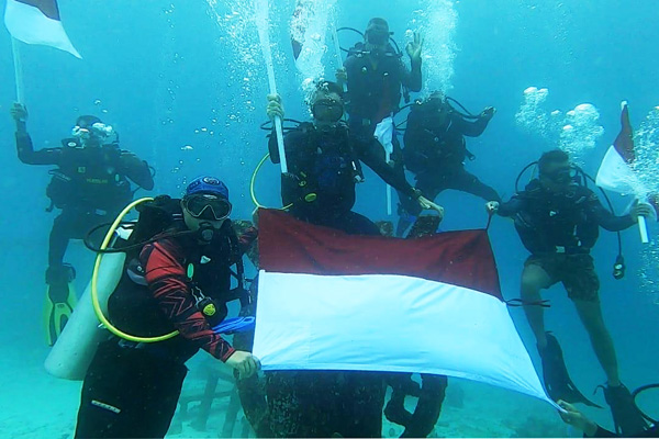 Polairud Aceh Kibarkan Merah Putih di Dasar Laut