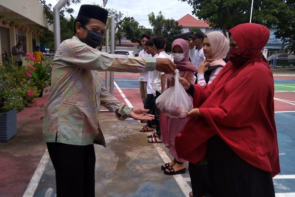 SMA Adidarma Bagikan Kurban untuk Siswa Kurang Mampu