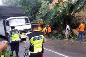 Longsor Turunan Seumadam, Sempat Macetkan Jalan Lintas Sumatera
