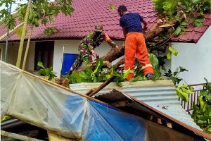 TNI Bantu Rumah Warga yang Terdampak Angin Kencang