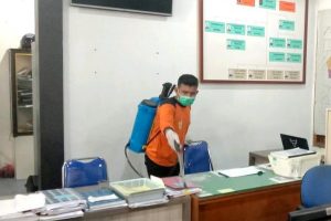 Tuntas, Penyemprotan Disinfektan Seluruh Kantor Keuchik dan Meunasah di Banda Aceh
