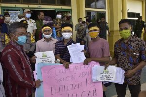 Garang Buktikan Janjinya Tempel Sticker di Mobil Dinas Pejabat Aceh Timur