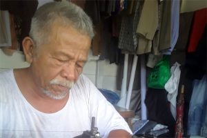 Pak Anis, Penjahit Yang Terus Berkarya di Usia Senja