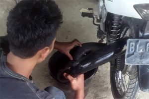 Tambal Ban Gampang, Tapi Butuh Tenaga Ekstra