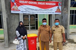 Sri Keumala Bagi 130 Tong Sampah untuk Masjid