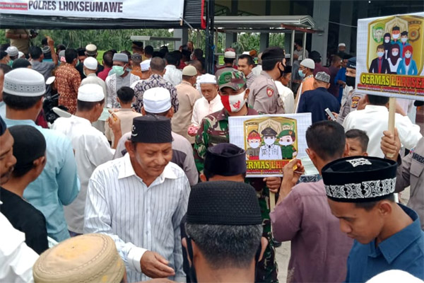 Kapolres Lhokseumawe Bersama 500 warga Sawang Makan Bersama Jumat Berokah