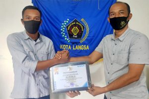 PWI Kota Langsa Berikan Penghargaan Pada Mantan Kasat Intel