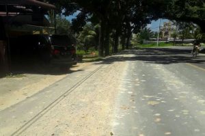 Hati-hati Ada Sisa Pasir Kerikil di Badan Jalan