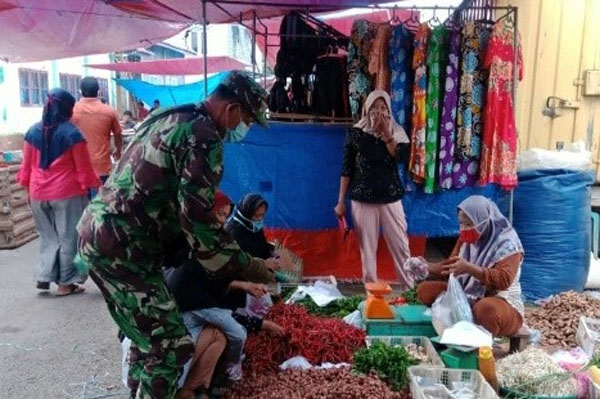 Babinsa Kejuran Muda Gerilya di Pasar Ingatkan Prokes