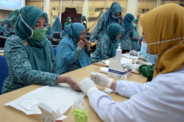 Kaum Perempuan Aceh Tamiang di Rapid Test