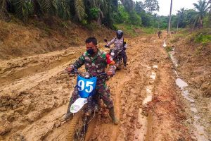 Menembus Jalan Berlumpur Demi Menghalau Covid-19 di Daerah Pedalaman