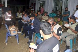 Rocky Makan Malam Bersama Korban Banjir di Pengungsian