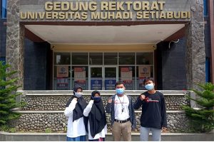 Pengusaha Muda Brebes dan IMM Bagi-bagi Masker