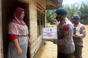 Banjir di Peureulak Mulai Surut, Kompi 2 Yon B Salurkan Bantuan