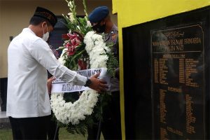 Kapolda Letakan Karangan Bunga di Monumen Suhada Tsunami