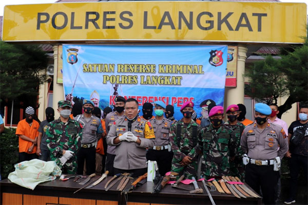 Polres Langkat Gulung Kawasan Preman Bersenjata Tajam