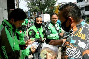 Tourism Malaysia Medan Bagi Masker ke Abang Becak dan Ojol