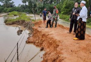 Mursil Tinjau Abrasi Tanggul di Bendahara