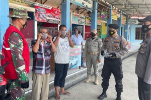 Tim Gabungan Bagikan Masker di Terminal Kualasimpang