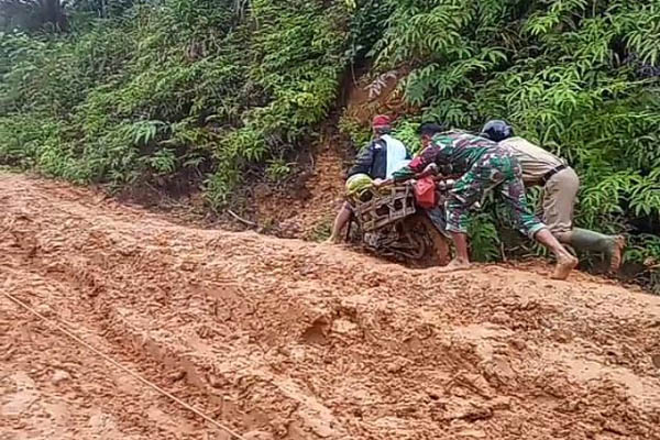 Jalan Menuju Simpang Jernih bagai Kubangan