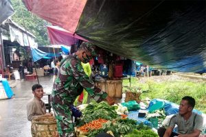 Jaga Stabilitas Harga di Awal Tahun, Babinsa Pantau Harga Bahan Pokok di Pasar Tradisional
