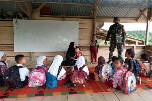 Babinsa Bantu Mengajar di Pedalaman Aceh Timur