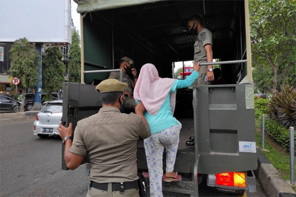 Satpol PP dan WH Amankan Gepeng dan Ternak