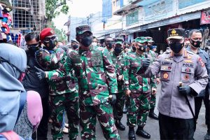 Panglima TNI dan Kapolri Bagikan Masker di Pasar Tanah Abang