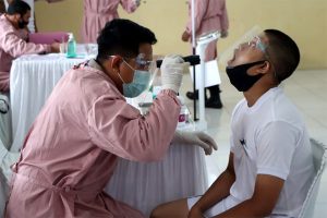 Calon Polisi Sumber Sarjana Jalani Pemeriksaan Kesehatan