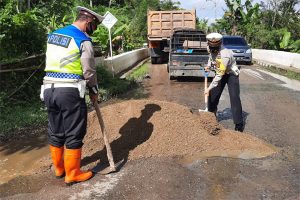 Polantas Gayo Lues Tambal Jalan Rusak