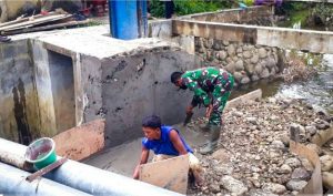 TNI-Masyarkat Perbaiki Bendungan Rusak Pasca Banjir