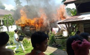 Api Lalap Dua Rumah Warga Agara