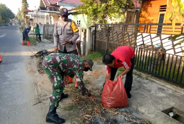 TNI-Polri Kutip Sampah bersama Masyarakat