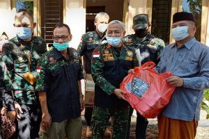 Hipakad Aceh Bagi Sembako ke Pesantren Mahyal Ulum Al Ziziyah