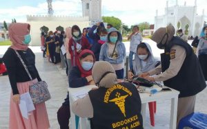 Ribuan Warga Aceh Divaksin secara Massal di Masjid Raya Baiturrahman