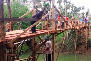 TNI dan Masyarakat Bangun Jembatan Darurat Peunaron-Buket Tiga