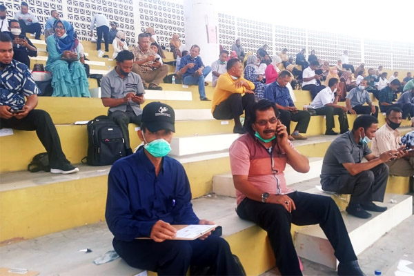 Ada Apa? Seratusan PNS Bener Meriah Berkumpul di Stadion Harapan Bangsa?