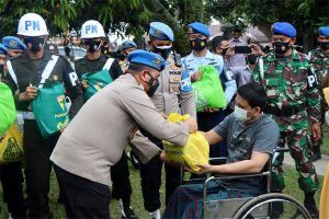TNI-Polri Bagi Sembako pada Masyarakat Lhoong