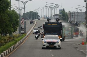 Polda Aceh Semprot Eco Enzym di Jalan Raya