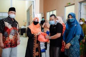 PKK dan Organisasi Wanita Aceh Tamiang Bagi-bagi Sembako