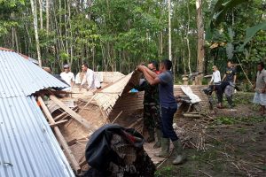 Warga Gotong Royong Bersihkan Pohon Tumbang Menimpa Rumah