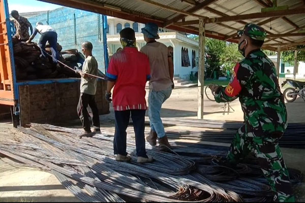 Warga Gotong royong Renovasi Masjid Al Abrar