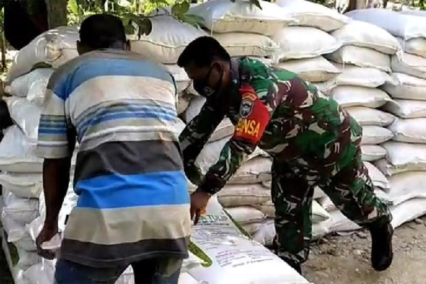 Babinsa Kawal Pendistribusian Pupuk Bersubsidi