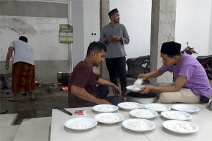 Bebek Masak Aceh Jadi Hidangan Sahur di Masjid Aceh Darussalam Di Banten