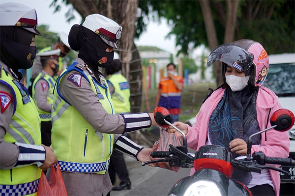 Aksi Polwan Cantik Bagikan Takjil