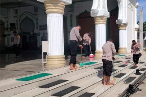 Polsek Grong-grong Disinfektan Masjid Al-Ikhsan