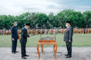 Drs Asra Dilantik Jadi Sekda di Lapangan Terbuka