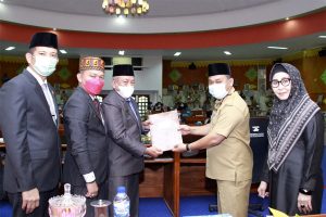 Sekda Serahkan Raqan Pertanggungjawaban APBK 2020 Aceh Tamiang