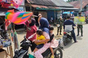 Covid-19 Meningkat, TNI Sosialisasi Prokes Keliling Kampung