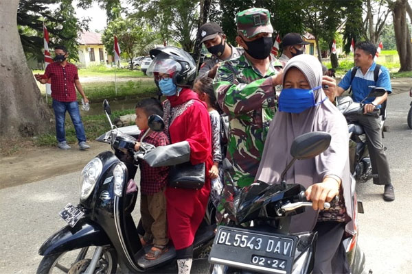 Pembagian Masker bagi Pengguna Jalan di Aceh Timur